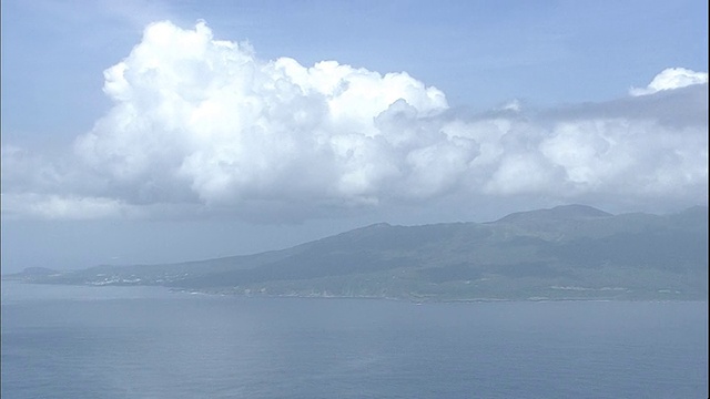 日本伊豆大岛上空聚集着巨大的云层。视频素材