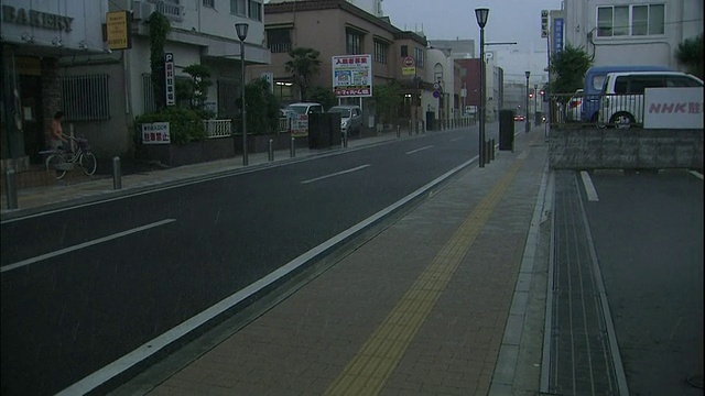 在日本水户，冰雹和雨水落在街道上。视频素材