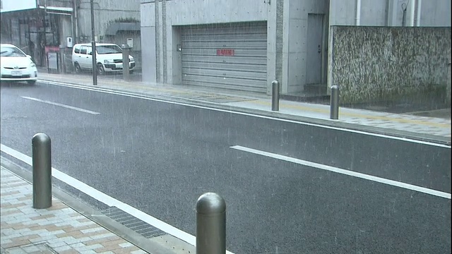 在日本水户，冰雹和雨水落在街道上。视频素材