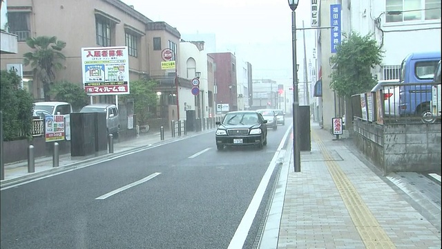 在日本水户的一场大雨中，交通速度加快。视频素材