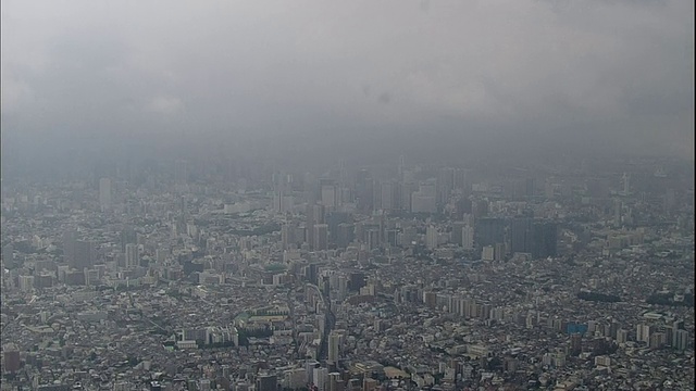 日本东京，乌云笼罩着摩天大楼。视频素材