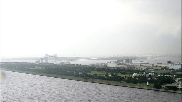 雨云在日本东京的摩天大楼上空盘旋。视频素材