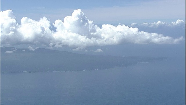 日本伊豆大岛上空聚集着朵朵白云。视频素材