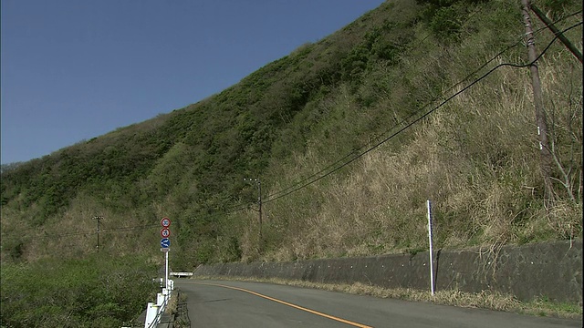 伊豆半岛耸立在伊豆大岛三原山上的一条公路上。视频素材