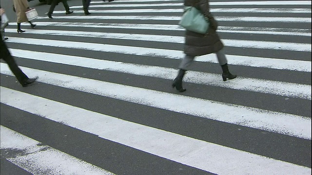 一群通勤者走过人行横道。视频素材