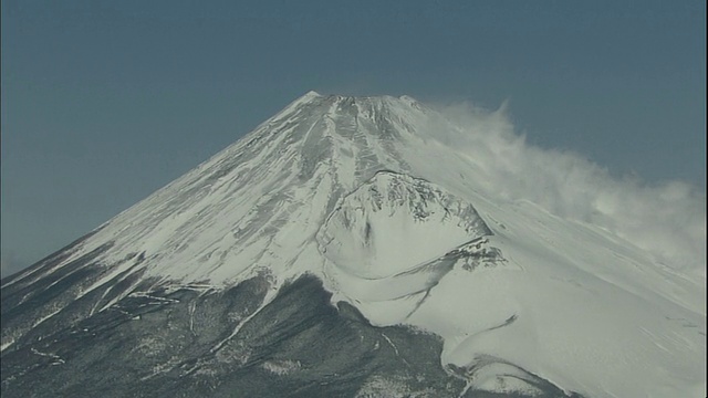 富士山山坡上的惠依火山口上覆盖着积雪。视频素材