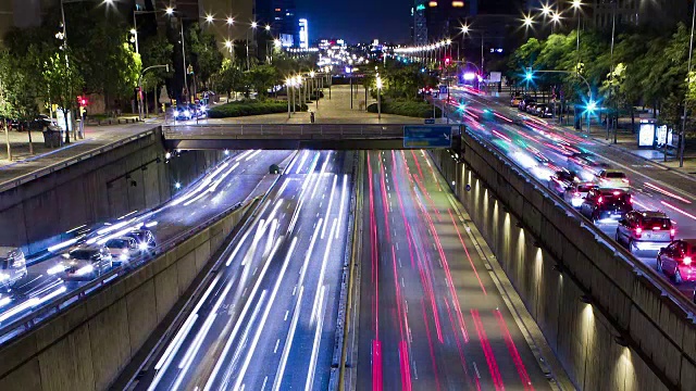 城市交通夜景双Cinemagraph。延时-跟踪效果-长时间曝光- 4K。(03)视频素材