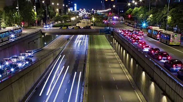 城市交通夜景双Cinemagraph。延时-跟踪效果-长时间曝光- 4K。(02)视频素材