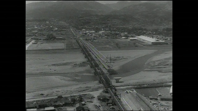 正在建设中的东海道新干线铁路桥横跨一条河流。视频素材