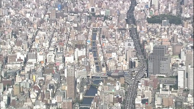 大桥横跨大阪娱乐区的道顿堀运河。视频素材