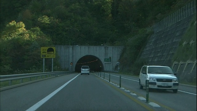 交通进入东海北陆高速公路的隧道。视频素材