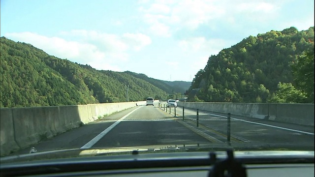 日本东北-北陆高速公路上，交通离开隧道。视频素材