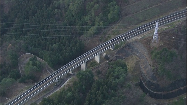 日本东北-北陆高速公路上的轻轨交通。视频素材