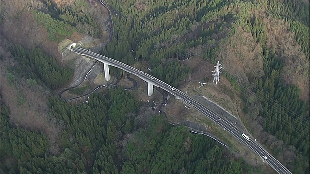 日本东北-北陆高速公路(Tokai-Hokuriku Expressway)沿着山脉蜿蜒而行。视频素材