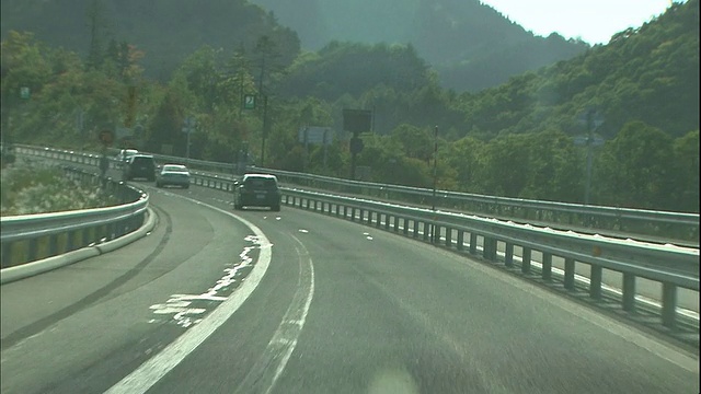 日本东北-北陆高速公路上的交通状况。视频素材