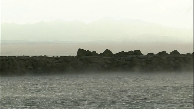 雾漂浮在马祖湾的防波堤附近。视频素材