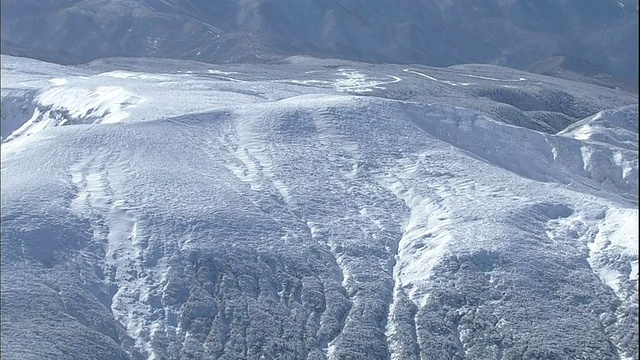 雪覆盖了日本的造山山脉。视频素材