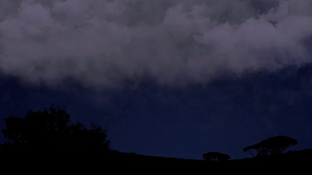 闪电照亮夜空，大雨和大雷雨视频素材