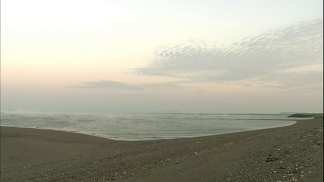 薄雾飘过海岸。视频素材