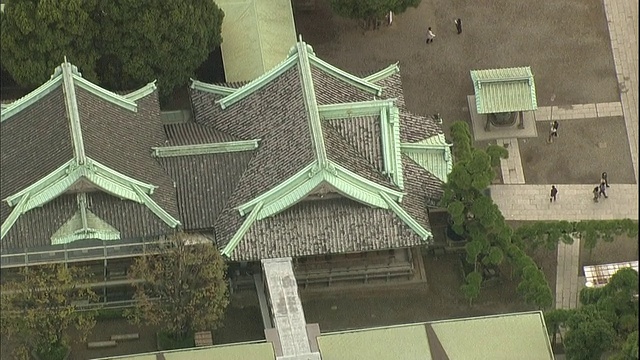 日本东京，朝拜者在Shibamata Taishakuten寺周围散步。视频素材