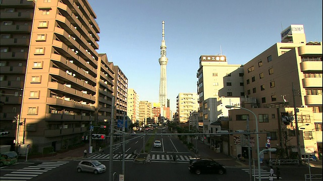 交通行驶在东京天空树附近的城市街道上。视频素材