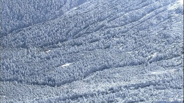 在日本藏山山脉，一条公路环绕着一个空中缆车站。视频素材