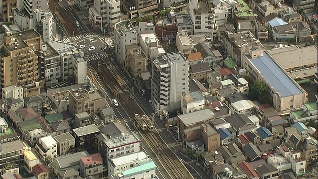 一辆Toden Arakawa线有轨电车在城市街道旁行驶。视频素材