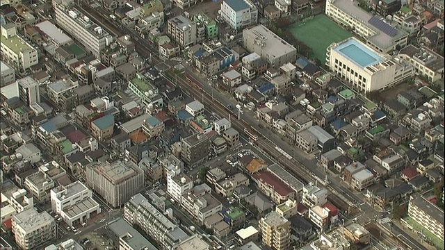 一辆Toden Arakawa线上的电车在城市街道旁行驶。视频素材