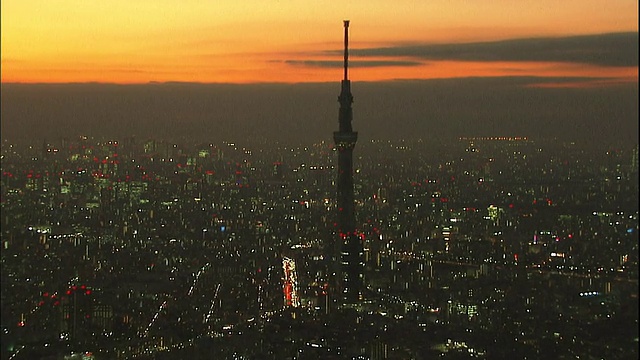 东京天空树塔在日本东京的夜晚。视频素材