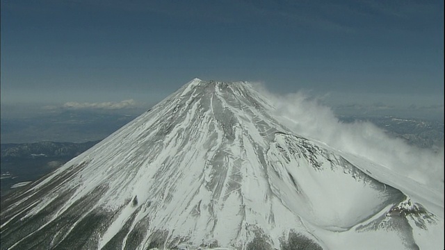 富士山山坡上的惠依火山口上覆盖着积雪。视频素材