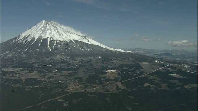 富士山的山顶覆盖着积雪。视频素材