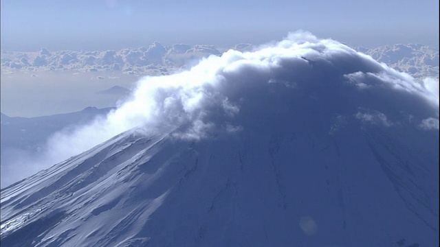 厚厚的云层覆盖着白雪皑皑的富士山山顶。视频素材