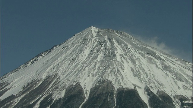 雪覆盖了富士山的山顶。视频素材