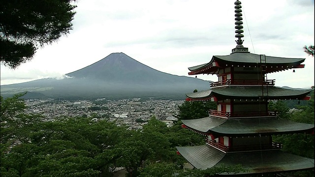 富士山耸立在一座五层宝塔上。视频素材