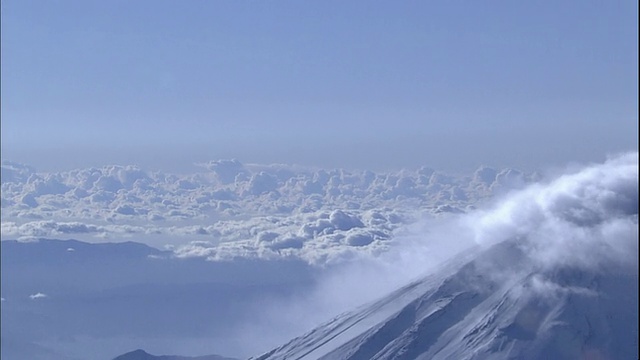 一片云海笼罩着富士山。视频素材