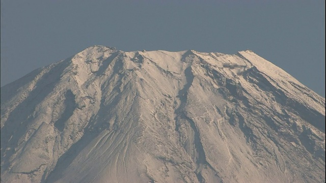 富士山高耸于元津湖之上。视频素材