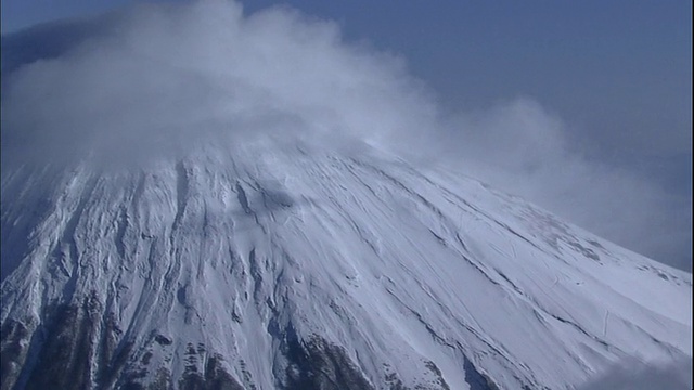 云雾笼罩着白雪覆盖的富士山山顶。视频素材