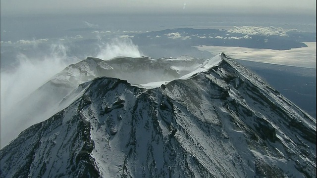 云朵环绕着富士山山顶的火山口。视频素材