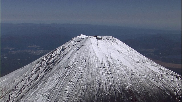 第五站的停车场位于富士山的山坡上。视频素材