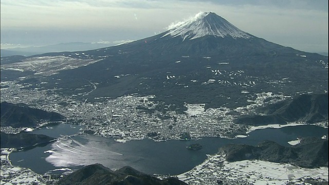 富士山脚下的川口湖闪闪发光。视频素材