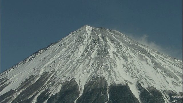 雪覆盖了富士山的山顶。视频素材