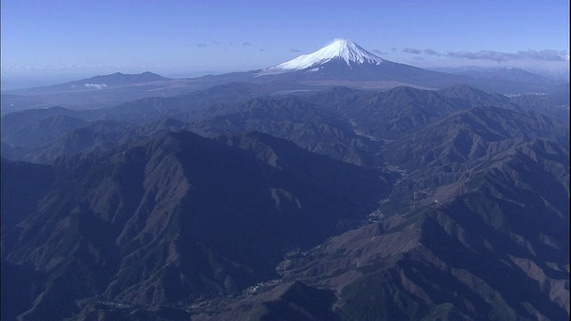 富士山隐现在陡峭的山脉上。视频素材