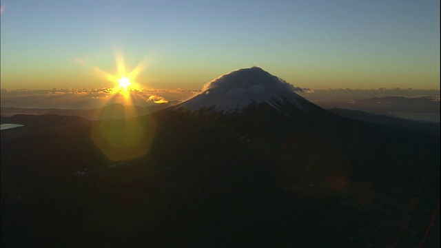 旭日在富士山旁闪耀。视频素材