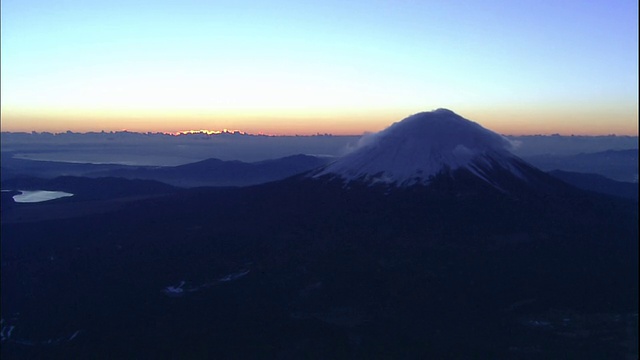 清晨的云雾环绕着富士山。视频素材