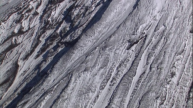 富士山的山顶覆盖着雪。视频素材