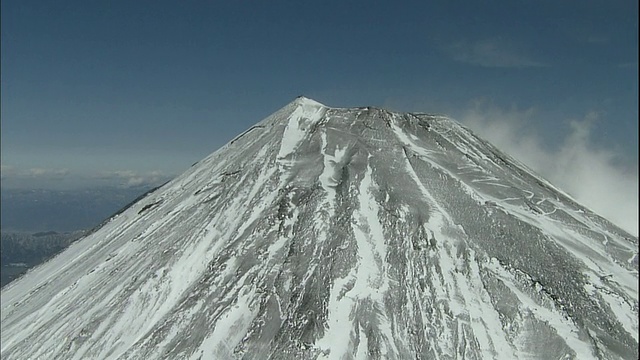 一座废弃的气象站矗立在白雪皑皑的富士山山顶上。视频素材