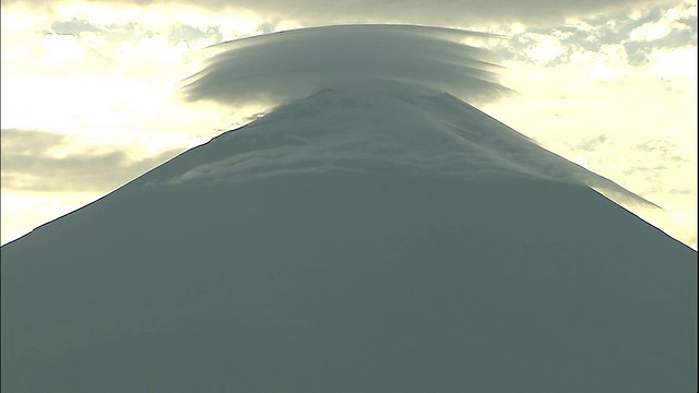 富士山上空挂着一朵云。视频素材