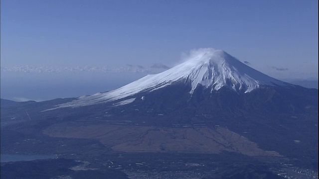 白雪皑皑的富士山高耸入云。视频素材