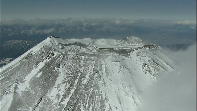 积雪覆盖了富士山山顶的火山口。视频素材