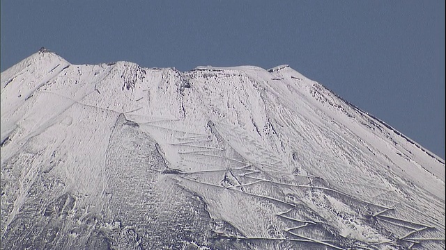 雪花在富士山上盘旋视频素材